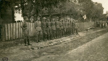 Odznaczanie żołnierzy 1 Dywizji Piechoty Legionów orderem Virtuti Militari. 08.1920. Fot. CAW 