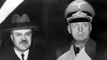 Wiaczesław Mołotow i Joachim von Ribbentrop. Fot. NAC