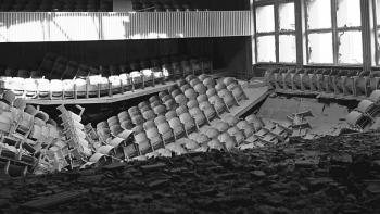 Aula Wyższej Szkoły Pedagogicznej w Opolu po wybuchu. 1971 r. Fot. PAP/CAF/R. Okoński