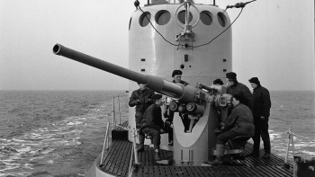 Ćwiczenia artyleryjskie na okręcie podwodnym „Sęp”. 1957 r. Fot. PAP/CAF/J. Uklejewski