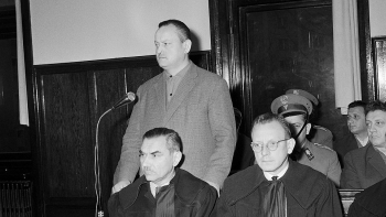 Stanisław Wawrzecki (stoi) podczas procesu ws. tzw. afery mięsnej. Fot. PAP/CAF/B. Miedza