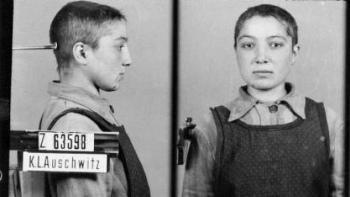 Jedna z niewielu zachowanych fotografii obozowych więźniarki obozu cygańskiego. Fot. Państwowe Muzeum Auschwitz-Birkenau