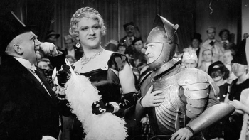 Film "Piętro wyżej": Eugeniusz Bodo jako Mae West (C) i Józef Orwid (P). Źródło: Wikimedia Commons