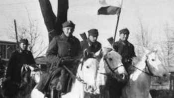 Do Poznania wjeżdża polski pododdział konny. 1945 r. Fot. PAP/CAF