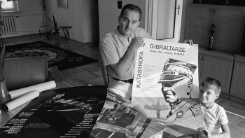 Przewodniczący Zjednoczenia Patriotycznego „Grunwald”, reżyser Bohdan Poręba z synkiem i plakatem swojego filmu „Katastrofa w Gibraltarze”. Polska, 1984 r. Fot. PAP/CAF/W. Rozmysłowicz