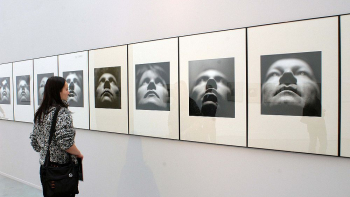 Wystawa „Zbigniew Dłubak – Fotografie 1947–50, 1983–2000” w Zachęcie Narodowej Galerii Sztuki. 2003 r. Fot. PAP/A. Rybczyński