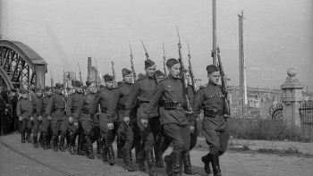 Sowieccy żołnierze ze straży portowej. Szczecin, 1947 r. Fot. PAP/CAF