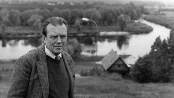 Czesław Miłosz w Skansenie Kurpiowskim, w tle rzeka Narew. Nowogród, 06.1981. Fot. PAP/CAF/J. Undro
