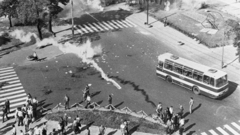 Radomski Czerwiec 1976: protestujący przed budynkiem KW PZPR. Fot. PAP/CAF