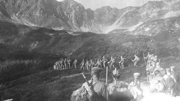 Zajęcie Spisza przez polskie wojska: Kompania Wysokogórska w marszu przez Dolinę Jaworową. 06.1919. Fot. NAC