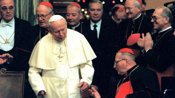 Jan Paweł II w rozmowie ze swym przyjacielem kardynałem Andrzejem Marią Deskurem. Fot. PAP/EPA