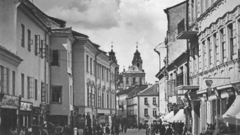 Na pierwszym planie ruch uliczny na tzw. "niemieckiej ulicy". W tle widoczny kościół św. Katarzyny. 1941–1944. Fot. NAC