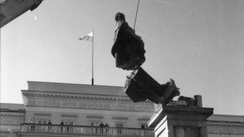 Demontaż pomnika Feliksa Dzierzyńskiego na placu Bankowym. Warszawa, 17.11.1989. Fot. PAP/CAF/W. Rozmysłowicz