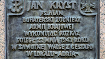 Tablica upamiętniająca Jana Krysta przy ul. Moniuszki 8 w Warszawie. Fot. Adrian Grycuk. Źródło: Wikimedia Commons