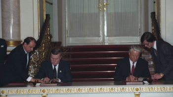 Prezydent RP Lecha Wałęsa (L) i prezydent Rosji Borys Jelcyn podpisują traktat o przyjaznej i dobrosąsiedzkiej współpracy pomiędzy Polską a Rosją. Moskwa, 22.05.1992. PAP/J. Mazur