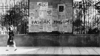 Warszawa, lata okupacji. Pawiak pomścimy – takie i podobne napisy ukazywały się na murach Warszawy podczas okupacji niemieckiej. Fot. PAP/CAF