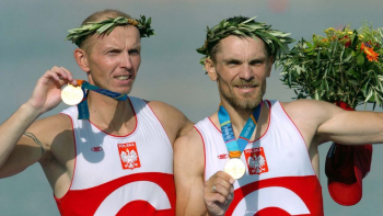 IO Ateny 2004: Polacy Robert Sycz (L) i Tomasz Kucharski zdobyli złoty medal olimpijski w wioślarskim wyścigu dwójek podwójnych wagi lekkiej. Fot. PAP/P. Wierzchowski