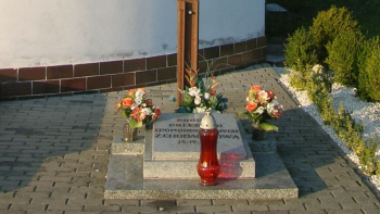 Symboliczna mogiła ofiar zbrodni w Chodaczkowie Wielkim, miejscowość Gajków. Fot. Glaube. Źródło: Wikimedia Commons
