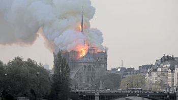 Pożar katedry Notre-Dame w Paryżu. Fot. PAP/EPA