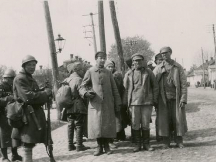 Jeńcy bolszewiccy wzięci do niewoli w Żytomierzu. 04.1920. Fot. CAW