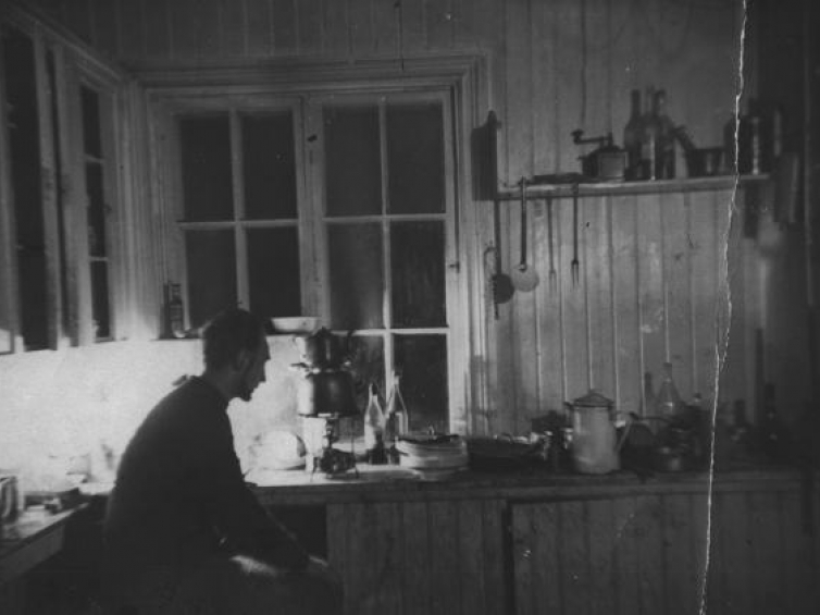 Wyspa Niedźwiedzia - Cz. Centkiewicz w kuchni. Fot. ze zbiorów Muzeum Historycznego w Legionowie