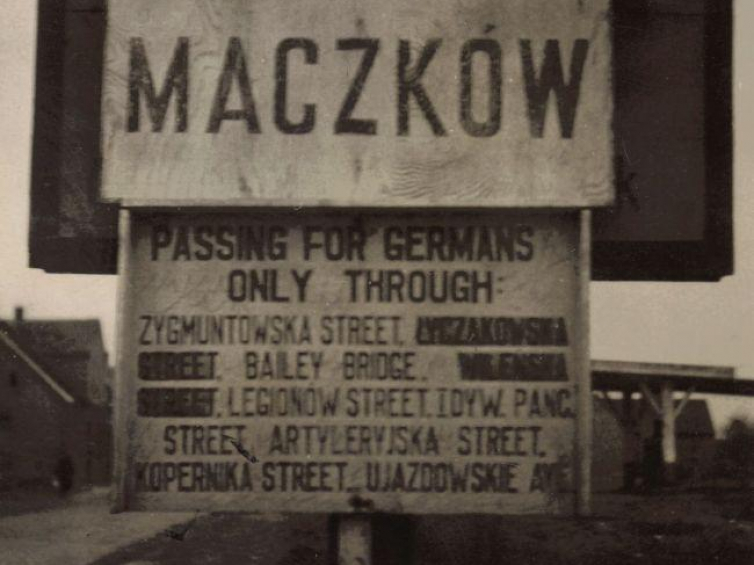 Tablica przed wjazdem do Haren, przemianowanego na Maczków, w którym stacjonowali polscy żołnierze podczas okupacji Niemiec, 1945 r. Zbiory Witolda Popławskiego/AHM