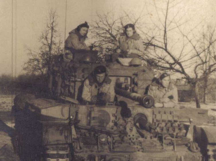 Józef Zwierzyński (na górze po lewej) na czołgu Cromwell, Holandia, 1944/1945 r. Zbiory Józefa Zwierzyńskiego/AHM