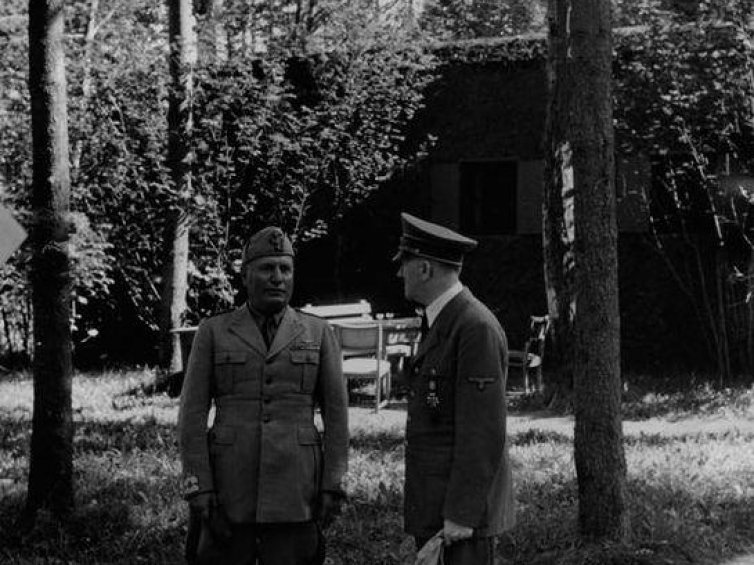 Wizyta Benito Mussoliniego w kwaterze głównej Adolfa Hitlera.  Gierłoż, sierpień 1941 r. Fot. NAC