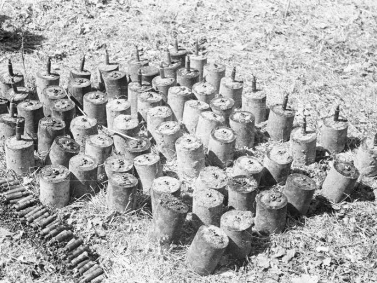 Rozbrojone miny wydobyte na obszarze Wilczego Szańca. Czerwiec 1946 r. Fot. PAP/J. Baranowski