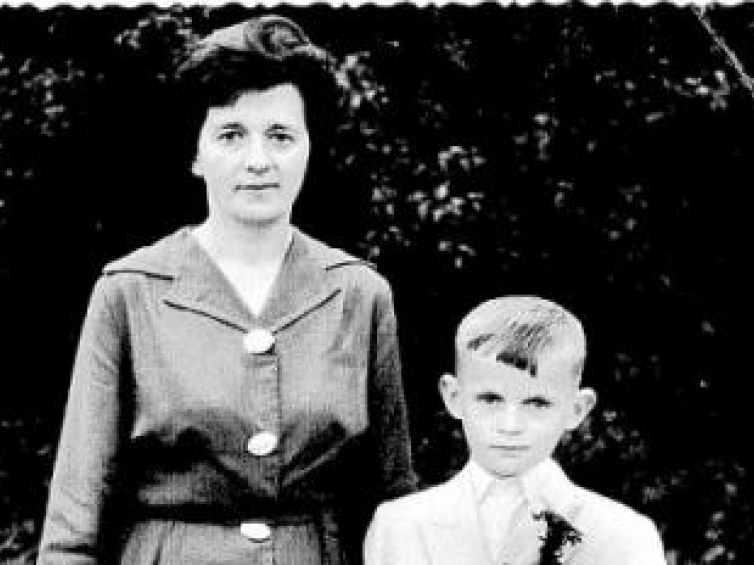 Ija z siostrzeńcem Jerzym w dniu jego Pierwszej Komunii Św. (rok 1961) Fot.Archiwum autorki