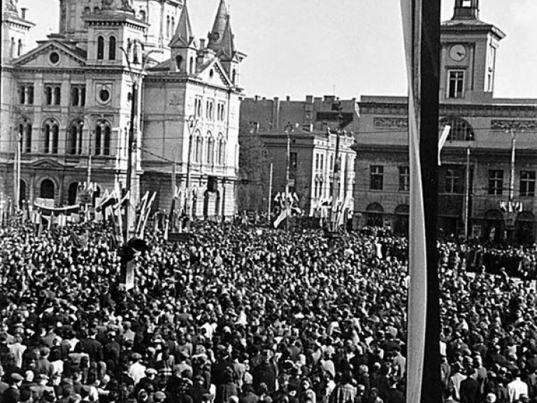 Łódź 1945. Tłumy zgromadzone na placu Wolności. Fot. Stanisław Wajnikonis