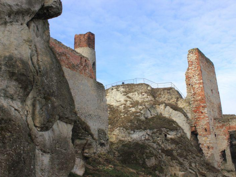 Widok na górny zamek (najstarsza część rezydencjonalna). Fot. Marek Klapa (PAP)