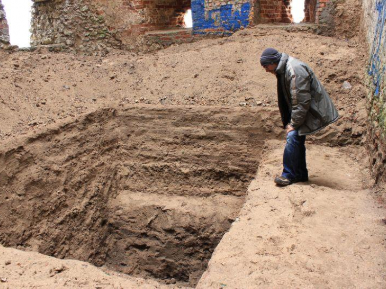 Archeolog dr Czesław Hadamik przy wykopie w baszcie studziennej. Fot. Marek Klapa (PAP)