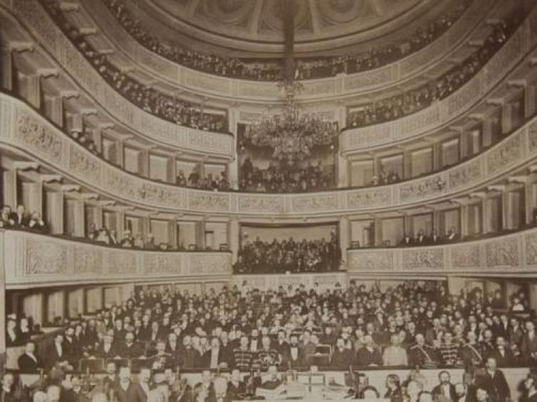 Widownia Teatru Wielkiego w Warszawie. 1889 r. Źródło: CBN Polona