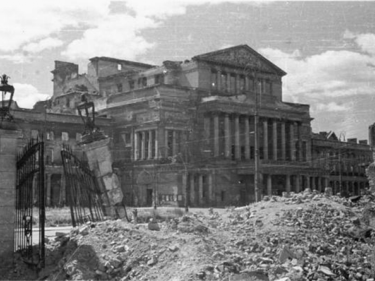 Zniszczony gmach Teatru Wielkiego. 1946 r. Fot. PAP/CAF/J. Baranowski