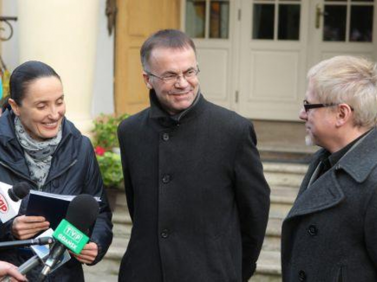 Od lewej: dyrektor Muzeum Piaśnickiego Teresa Patsidis, wiceminister kultury Jarosław Sellin oraz właściciel Villa Musica - muzyk Krzysztof Ostrowski. Fot. PAP/P. Wittman