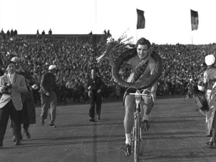 Stanisław Królak podczas Wyścigu Pokoju w 1956 r. Fot. PAP/CAF/S. Dąbrowiecki