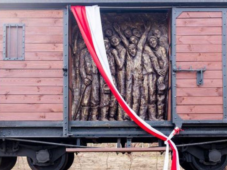 Pomnik upamiętniający ofiary Tragedii Górnośląskiej w Bytomiu. Fot. PAP/A. Grygiel