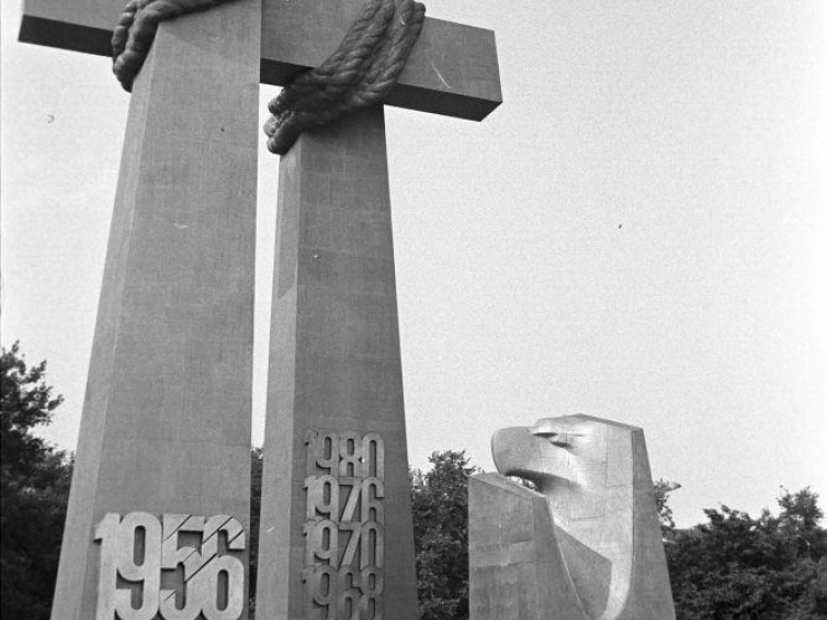Wieńce i kwiaty złożone pod pomnikiem Poznańskiego Czerwca 1956. Poznań 28.06.1981. Fot. PAP/Tomasz Abramowicz