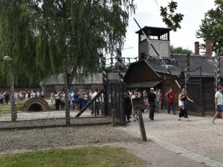 Turyści w byłym niemieckim obozie zagłady KL Auschwitz. Fot. PAP/J. Bednarczyk