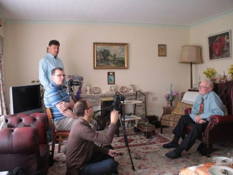 Kazimierz Stefankiewicz udziela wywiadu w swoim domu w Nottingham. Źródło: Stowarzyszenie Wyprawy Wrakowe