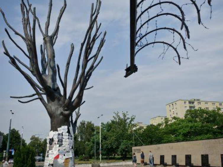 Pomnik Drzewa Pawiackiego przy Muzeum Więzienia Pawiak. Fot. PAP/W. Pacewicz