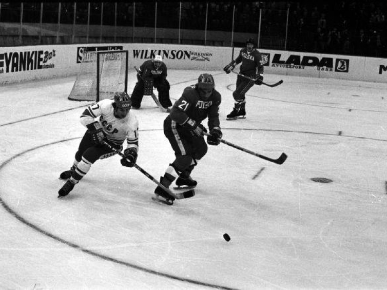 Zwycięstwo Polski nad ZSRR 6:4 podczas hokejowych Mistrzostw Świata 1976 w Katowicach. Fot. PAP/CAF/K. Seko