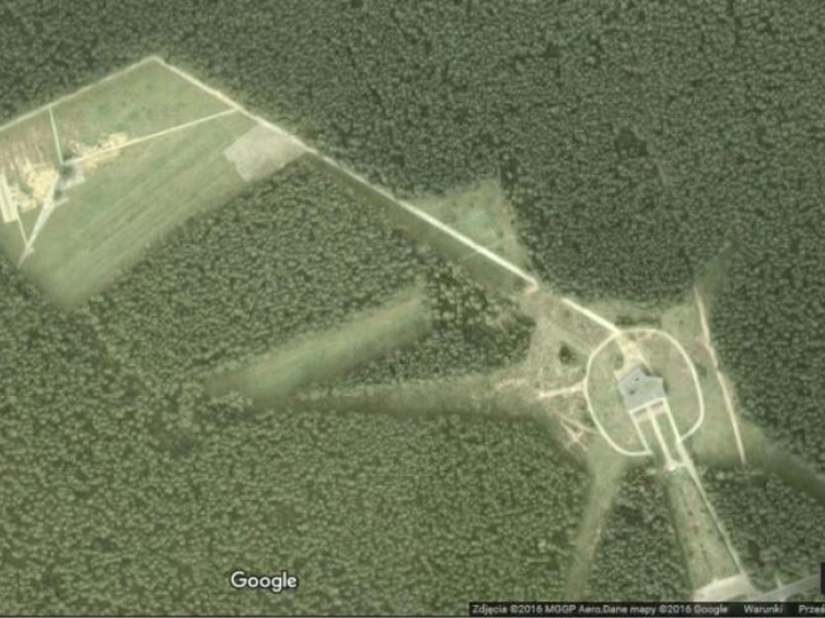 Teren b. niemieckiego, nazistowskiego obozu zagłady Kulmhof w Chełmnie nad Nerem. Źródło: Google Maps