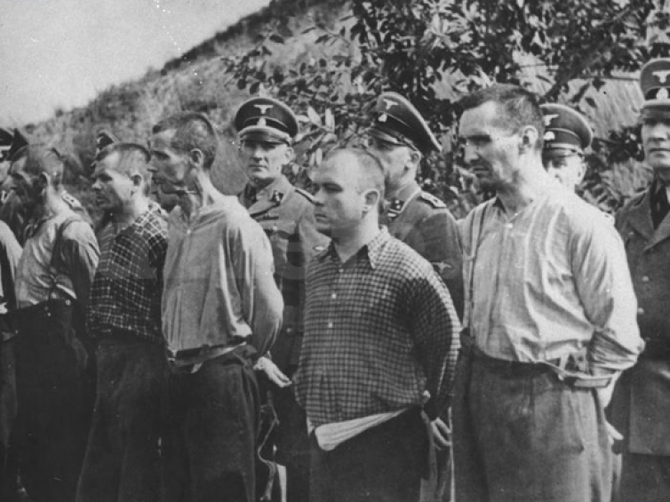 Polacy oczekujący na egzekucję. 1939-1945 . Fot. NAC