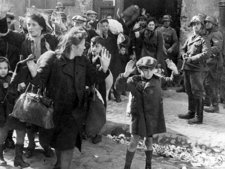 Niemiecka akcja likwidacji warszawskiego getta i eksterminacji jego mieszkańców. 16.05.1943. Fot. PAP/Reprodukcja