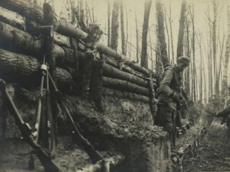 Legioniści w okopach pod Kostiuchnówką. 1916 r. Źródło: CBN Polona