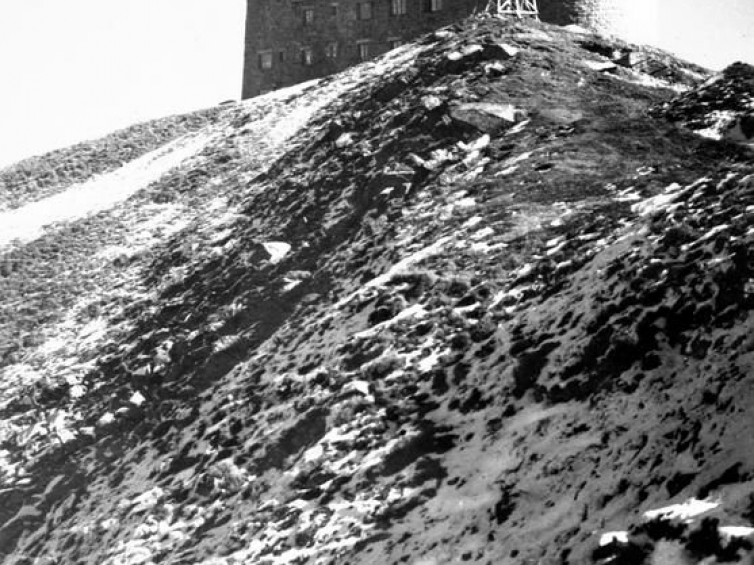 Obserwatorium Meteorologiczno-Astronomiczne na górze Pop Iwan. Fotografia z lat 30. XX w. Źródło: NAC