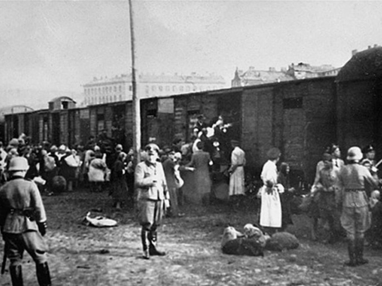 Warszawskie getto - Umschlagplatz: załadunek Żydów do wagonów kolejowych. Źródło: Wikimedia Commons/ŻIH