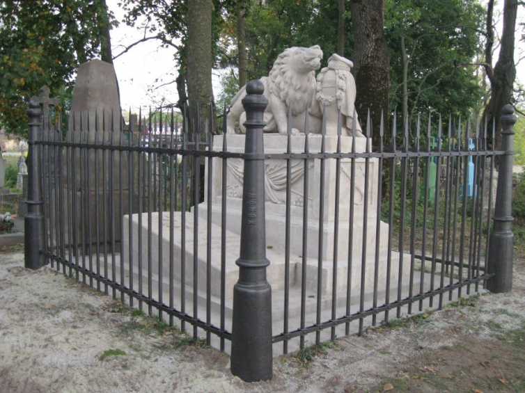 Pomnik gen. Józefa Dwernickiego na cmentarzu w Łopatynie po konserwacji. Fot. Fundacja Mosty